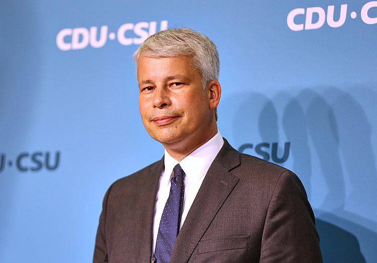 Bundesverkehrsminister Steffen Bilger (CDU) sieht trotz Schutzvorkehrungen ein Restrisiko für Drohnen-Anschläge an deutschen Flughäfen.