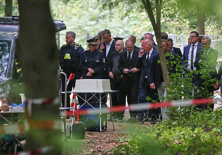 Der Grünen-Politiker Marcel Emmerich macht nach dem CSD-Anschlag Druck auf Bundesinnenminister Alexander Dobrindt (CSU) und fordert die Bereitstellung einer zugesagten Chronologie.