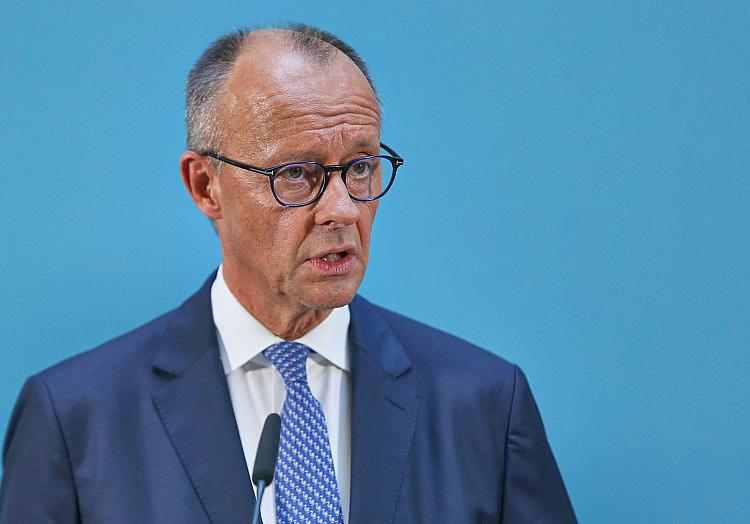 Laut einer Umfrage des Meinungsforschungsinstituts Forsa zweifeln 51 Prozent der Deutschen daran, dass die Union bei den Wählern wieder mehr an Zustimmung gewinnen könnte, wenn anstelle von Friedrich Merz (CDU) jemand anderes Bundeskanzler wäre.
