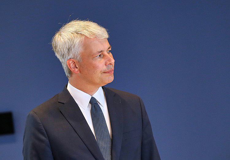 Angesichts des historischen Niedrigwassers will Bundesverkehrsminister Steffen Bilger (CDU) kurzfristig verstärkt Güter auf Straßen und Schienen bringen und vermeidbare Baustellen verschieben.