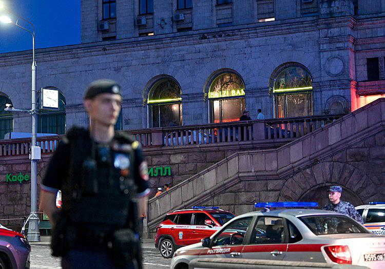 Bei einer Explosion in einem italienischen Restaurant in Moskau sind nach Behördenangaben mindestens drei Menschen ums Leben gekommen und 21 weitere verletzt worden.