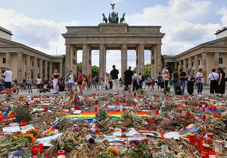 Der Lesben- und Schwulenverband (LSVD) fordert vor der Sondersitzung des Innenausschusses die Umsetzung von Sofortmaßnahmen für mehr Sicherheit nach dem Anschlag auf den Berliner Christopher Street Day (CSD).