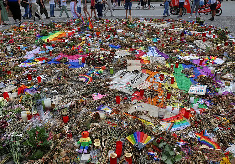 Nach der Sondersitzung des Innenausschusses zum Anschlag auf den Berliner CSD haben die Grünen Aufklärung gefordert.
