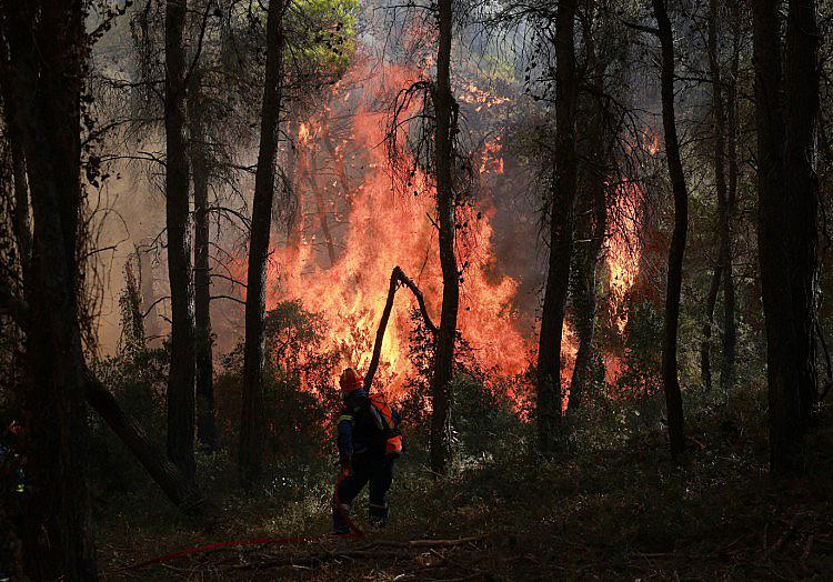 Beim Löscheinsatz gegen die massiven Waldbrände in Griechenland sind am Sonntag zwei Löschhubschrauber zusammengestoßen.