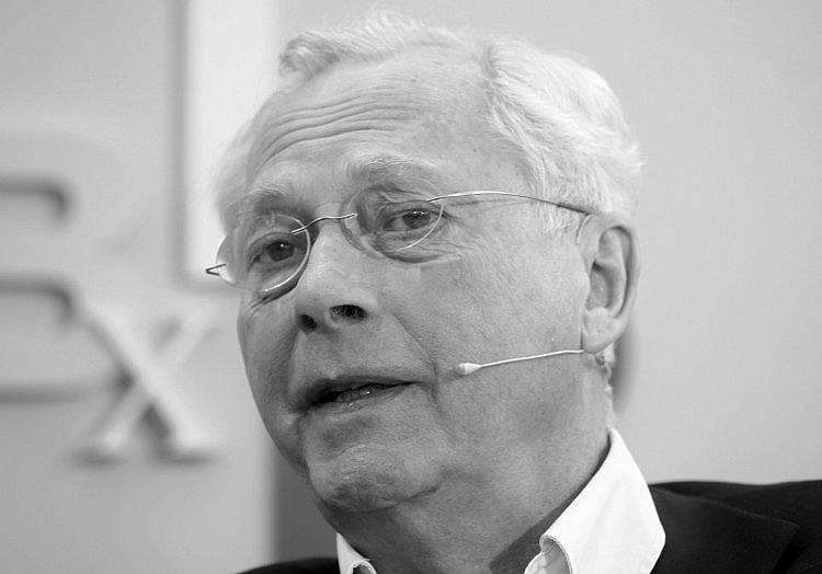 Der frühere Regierungssprecher Uwe-Karsten Heye ist tot. Er starb bereits am 30. Juli im Alter von 85 Jahren, wie das Bundespresseamt am Montag mitteilte.
