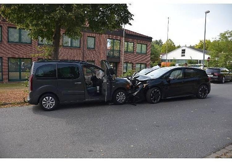 Bei einem Frontalzusammenstoß in Jesteburg hat sich am Dienstag ein Mann leicht verletzt. Wie die Polizeiinspektion Harburg am Mittwoch mitteilte, war ein 45-jähriger Fahrer mit seinem Citroen gegen 15:50 Uhr auf dem Allerbeksring unterwegs.
