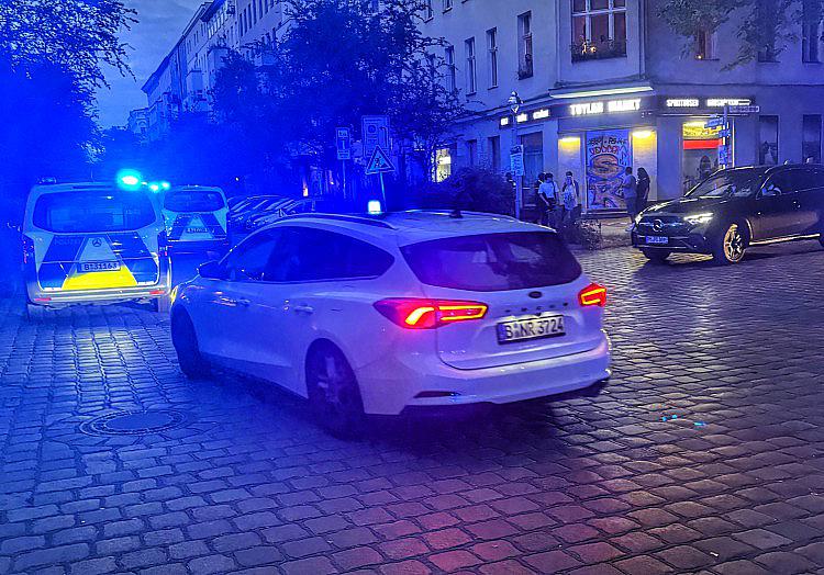 Nach den erneuten Schüssen in Berlin-Kreuzberg am Freitagabend besteht keine Lebensgefahr für den verletzten 22-Jährigen mehr.