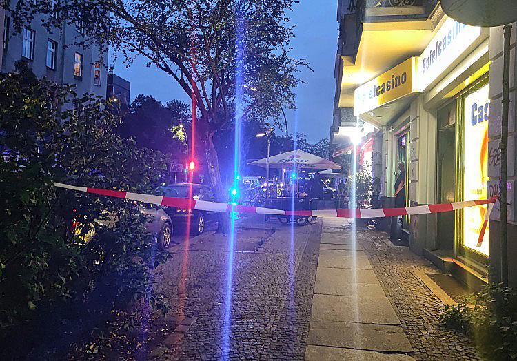 Nach den erneuten Schüssen im Graefekiez in Berlin-Kreuzberg dauern die Ermittlungen an. Es werde derzeit untersucht, ob es einen Zusammenhang zu früheren Vorfällen mit Schusswaffen im Graefekiez gibt, sagte ein Polizeisprecher dem RBB.