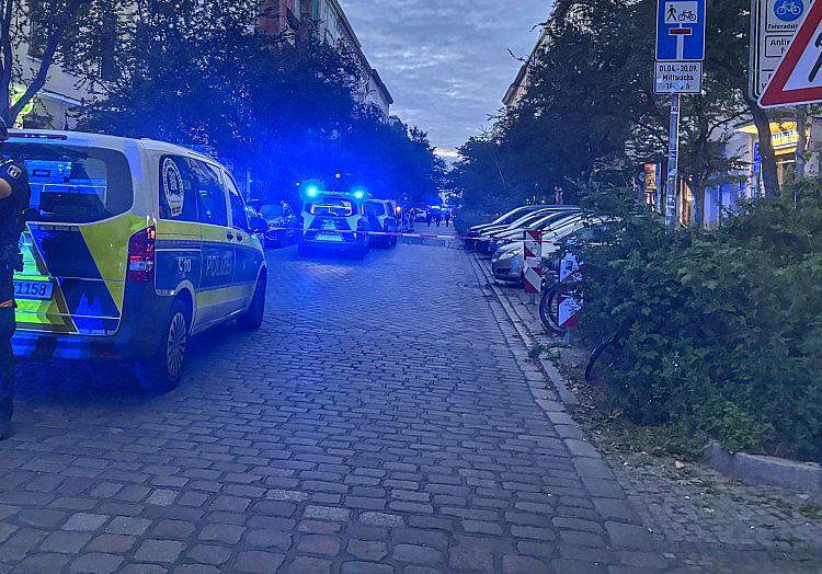 In Berlin-Kreuzberg sind am Freitagabend wieder auf offener Straße Schüsse gefallen. Erneut war der Graefekiez betroffen, die Polizei war am Abend mit einem Großaufgebot im Einsatz.