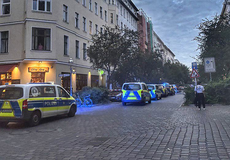 Ein 22-Jähriger ist am Freitagabend in der Graefestraße in Berlin-Kreuzberg durch mehrere Schüsse verletzt worden.