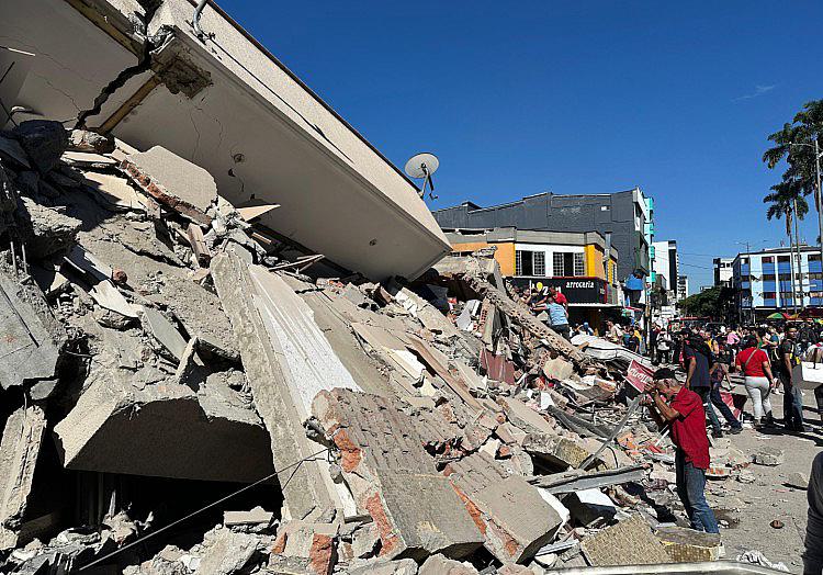 Nach dem schweren Erdbeben der Stärke 7,4 am Montag in Kolumbien ist die Zahl der Todesopfer auf über 100 gestiegen.