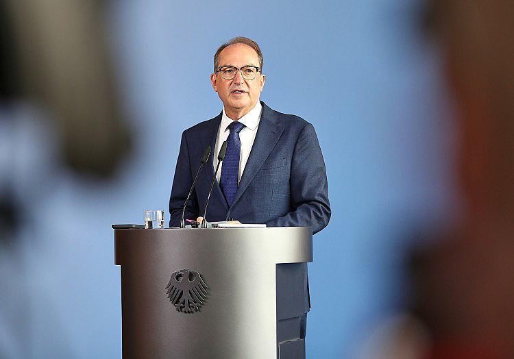 Dobrindt bestätigt Waffenfund – Ausländische Geheimdienste helfen