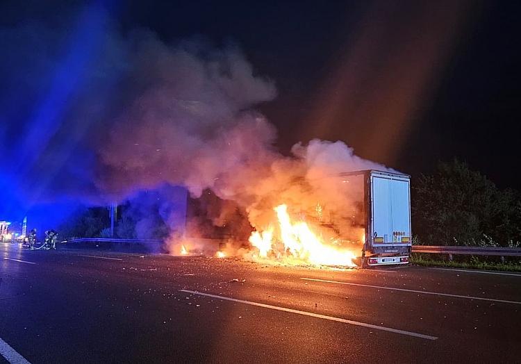 Lkw-Auflieger brennt auf der A2 bei Rennau