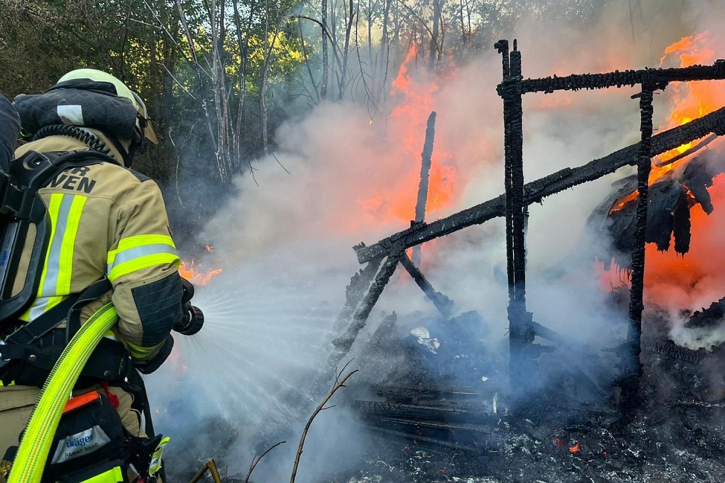 Gartenlaube in Bremerhaven in Vollbrand – eine Person verletzt