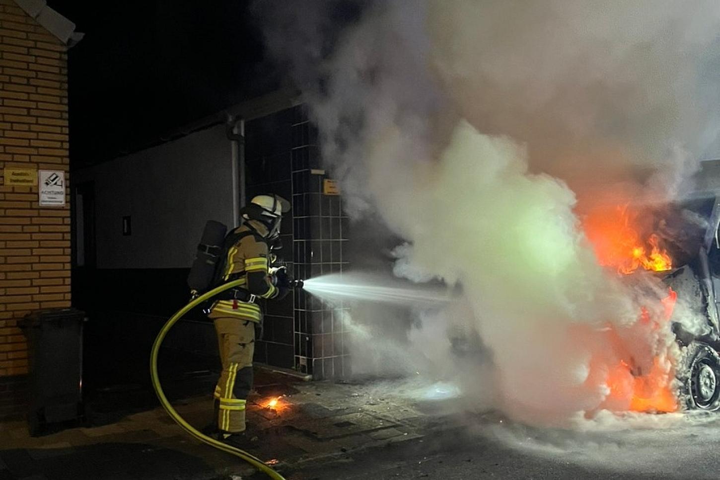 Zwei Personen nach Brand eines Kleintransporters in Bremerhaven gerettet