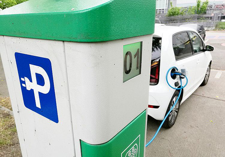 Beim Aufbau einer eigenen europäischen Batterieindustrie fehlt es in Deutschland nach Einschätzung der heimischen Industrie an Tempo und Koordination.