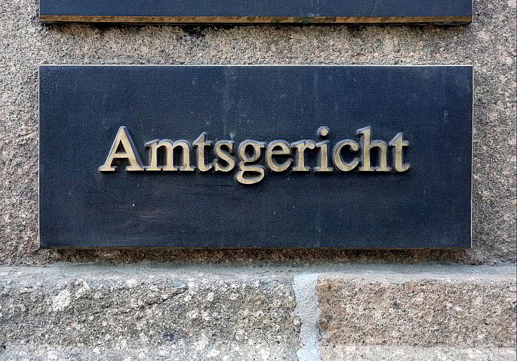 Die Zahl der Insolvenzen von Personen- und Kapitalgesellschaften in Deutschland ist im Juli nahezu unverändert auf hohem Niveau geblieben.