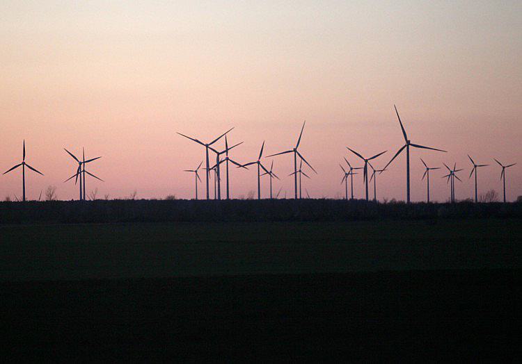 Laut einer Kurzstudie, die der Bund für Umwelt und Naturschutz Deutschland (BUND) bei Montel Analytics in Auftrag gegeben hat, hält ein hoher Anteil an Wind- und Solarkraft im Netz den Strompreis in Energiekrisen stabil und glättet extreme Spitzen.