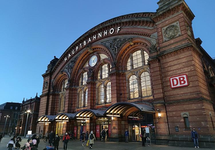 Die Polizei Bremen hat am Freitag bei Kontrollen im Bahnhofsquartier mehrere Personen überprüft und dabei Messer sowie Rauschgift beschlagnahmt.