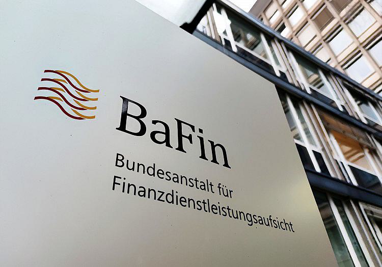 Die Finanzaufsicht Bafin greift bei der Raiffeisenbank Plankstetten durch. Die Behörde hat den Aufsichtsrat des kleinen Genossenschaftsinstituts aus der Oberpfalz abberufen und dafür Sandra Michelfelder als Sonderbeauftragte eingesetzt.