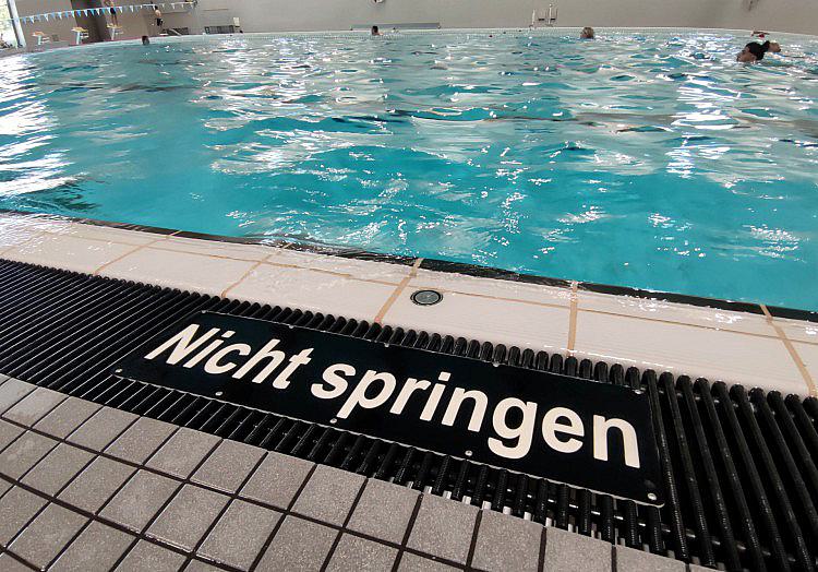 Angesichts der hohen Zahl von tödlichen Badeunfällen in diesem Sommer hat der Präsident des Bundesverbands Deutscher Schwimmmeister, Peter Harzheim, Eltern dazu aufgefordert, sich stärker um die Schwimmfähigkeit ihrer Kinder zu kümmern.