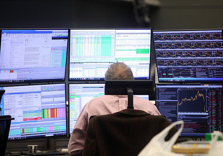 Zum Wochenstart hat der Dax deutlich zugelegt. Zum Xetra-Handelsschluss wurde der Index mit 26.001 Punkten berechnet, ein Plus in Höhe von 1,5 Prozent im Vergleich zum vorherigen Handelstag.