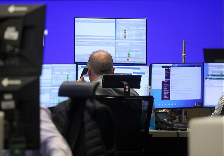 Der Dax ist am Montagmorgen stark in den Handelstag gestartet. Gegen 9:30 Uhr wurde der Leitindex mit rund 25.965 Punkten berechnet, 1,3 Prozent über dem Schlussniveau vom Vortag.