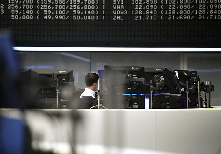 Der Dax hat am Donnerstag nach einem freundlichen Start und einem anschließenden Ausflug ins Minus bis zum Mittag wieder leicht in den grünen Bereich vorgerückt.
