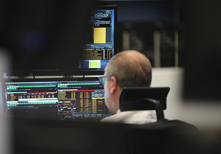 Der Dax hat am Freitag nach einem bereits positiven Start in den Handelstag bis zum Mittag seine Gewinne weiter ausgebaut.