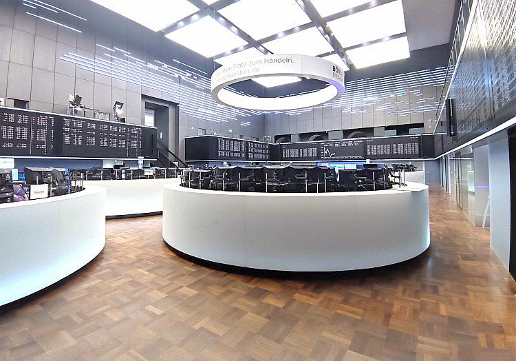 Der Dax hat am Dienstagmittag bei seiner Rekordjagd etwas an Schwung eingebüßt. Gegen 12:30 Uhr wurde der Leitindex mit rund 26.100 Punkten berechnet, 0,4 Prozent über dem Schlussniveau vom Vortag.