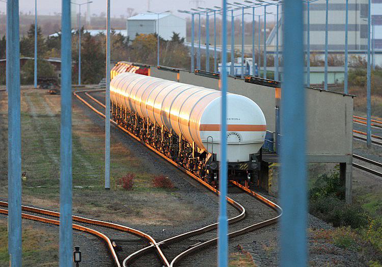 Angesichts der aktuellen Niedrigwasserlage warnt der Vorsitzende der Eisenbahngewerkschaft EVG, Martin Burkert, vor einem weiteren Abbau bei DB Cargo.