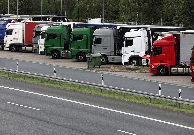 Die Fahrleistung mautpflichtiger Lastkraftwagen mit mindestens vier Achsen auf Bundesautobahnen ist im Juli 2026 gegenüber Juni 2026 kalender- und saisonbereinigt um 0,8 Prozent gestiegen.