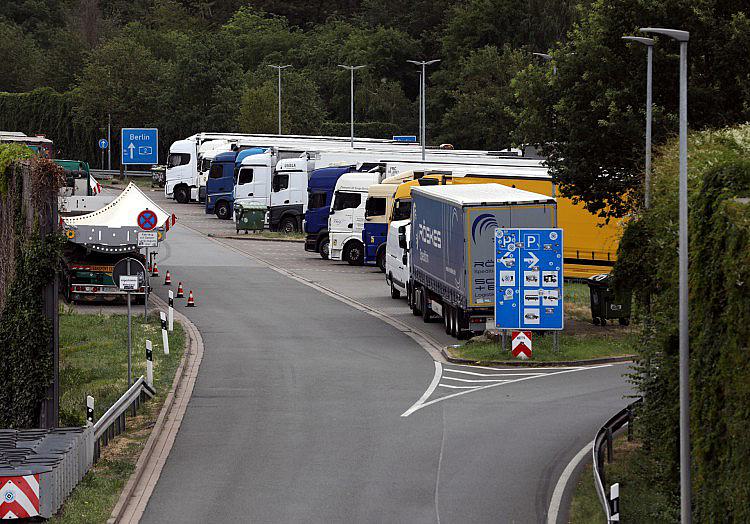 Die Linke hat die Idee des neuen Verkehrsministers Steffen Bilger (CDU) kritisiert, das Sonntagsfahrverbot für Lastwagen wegen des Niedrigwassers in deutschen Flüssen vorübergehend aufzuheben.