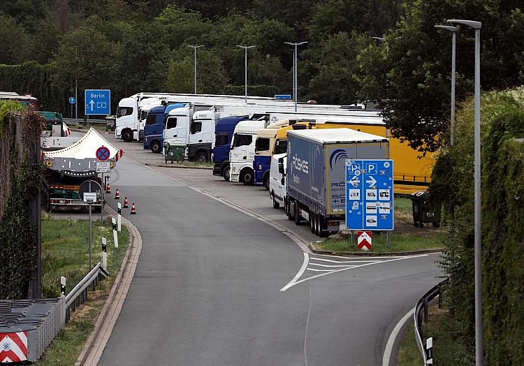 Niedersachsen hat das Sonn- und Feiertagsfahrverbot für Lkw ab sofort bis Ende August ausgesetzt, sofern die Fahrten notwendige Ersatzfahrten aufgrund des Niedrigwassers sind.