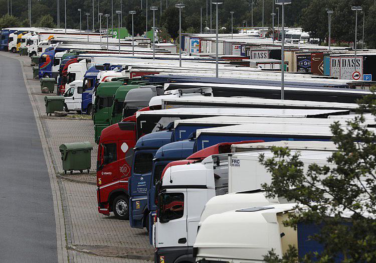 Bundesverkehrsminister Steffen Bilger (CDU) erwägt angesichts des extremen Niedrigwassers im Rhein die Aufhebung des Sonn- und Feiertagsfahrverbots für Lastwagen.