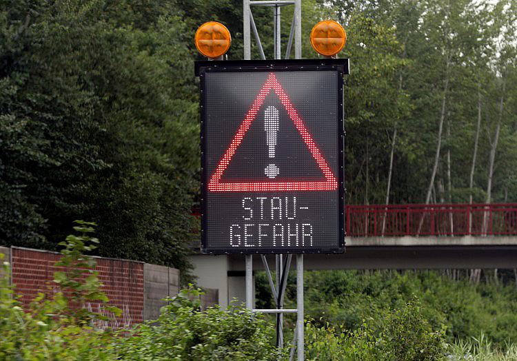 Die von Bundesverkehrsminister Steffen Bilger (CDU) geplante Aufhebung des Lkw-Fahrverbots an Sonn- und Feiertagen wegen des Niedrigwassers wird nach Einschätzung des ADAC für mehr Staus auf deutschen Autobahnen sorgen.