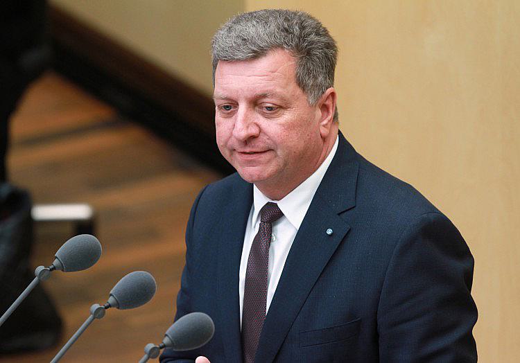 Der Vorsitzende der Verkehrsministerkonferenz der Länder (VMK), Bayerns Ressortchef Christian Bernreiter (CSU), unterstützt die Pläne von Bundesverkehrsminister Steffen Bilger (CDU), das Lkw-Fahrverbot an Sonn- und Feiertagen wegen des Niedrigwassers befristet aufzuheben.