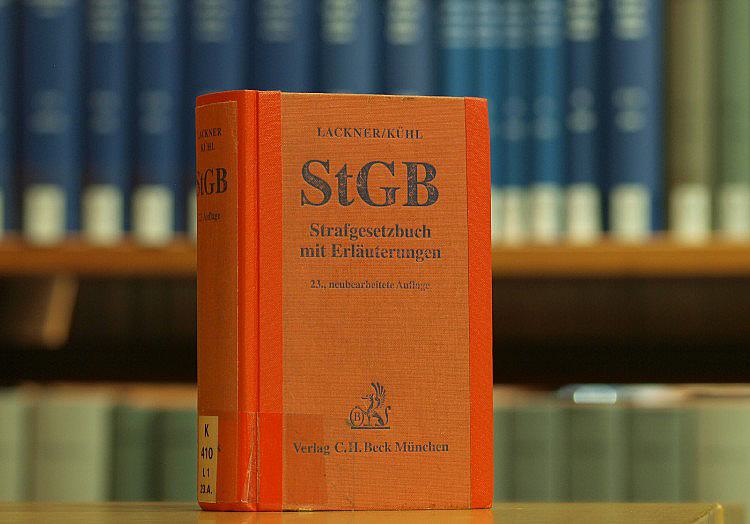 Der nordrhein-westfälische Justizminister Benjamin Limbach (Grüne) verteidigt die Anwendung des Jugendstrafrechts bei jungen Erwachsenen im Alter bis 20 Jahre.
