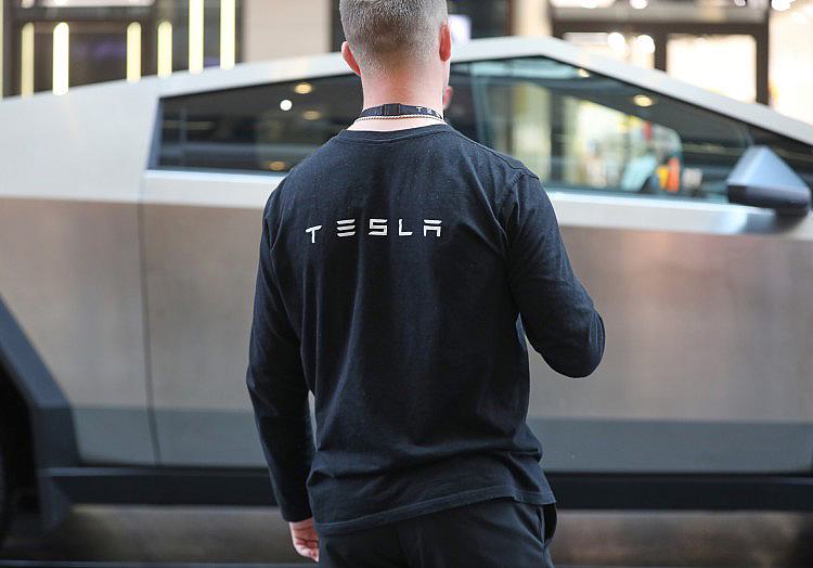 Tesla profitiert vom E-Auto-Boom in Deutschland nicht so stark, wie es wohl möglich wäre. Das zeigt eine Studie der Marktforschungsunternehmen Uranos aus Hamburg und Dynata aus Connecticut für den "Spiegel".