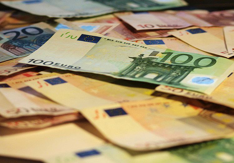 Die Bundesregierung hat die Finanzierung für eine sogenannte "KI-Gigafactory" um rund 200 Millionen Euro auf insgesamt eine Milliarde Euro erhöht.