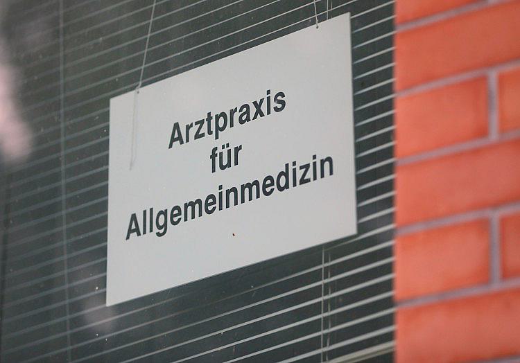 Angesichts der hohen Zahl von Todesfällen durch Hitze in diesem Sommer haben die Hausärzte der Regierung beim Hitzeschutz Versagen vorgeworfen.