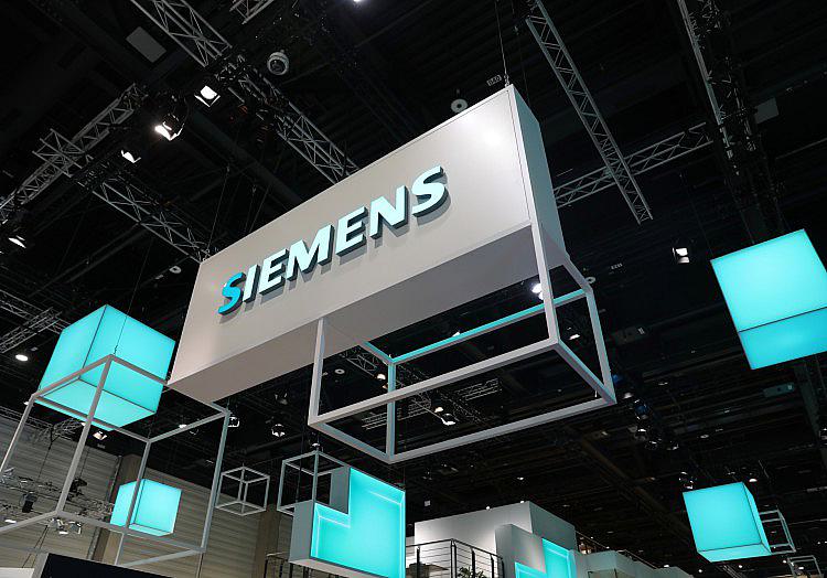 Der Siemens-Konzern schafft im Rahmen seines "One Tech Company"-Programms offenbar hunderte Chef-Titel ab.