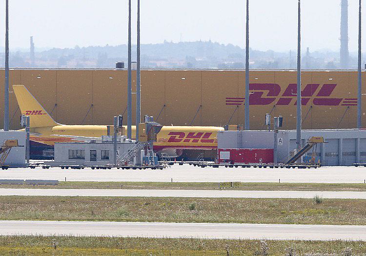 Nach dem Fund einer mit Militärsprengstoff bestückten Drohne am Flughafen Leipzig/Halle prüfen die Sicherheitsbehörden Ermittlungen wegen eines mutmaßlichen Sabotageakts unter möglicher Spionagebeteiligung.