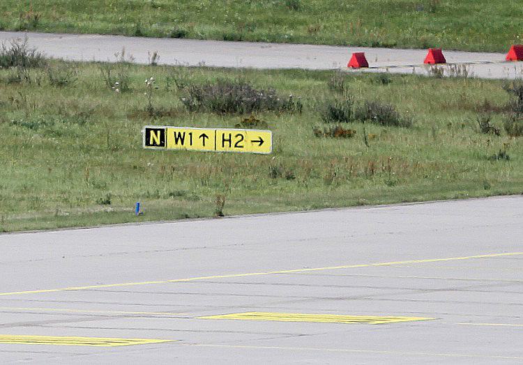 Die Störung des Flugbetriebs am Flughafen Leipzig/Halle in der Nacht zu Mittwoch ist einem Medienbericht zufolge offenbar durch eine Drohne mit einem Zünder ausgelöst worden.