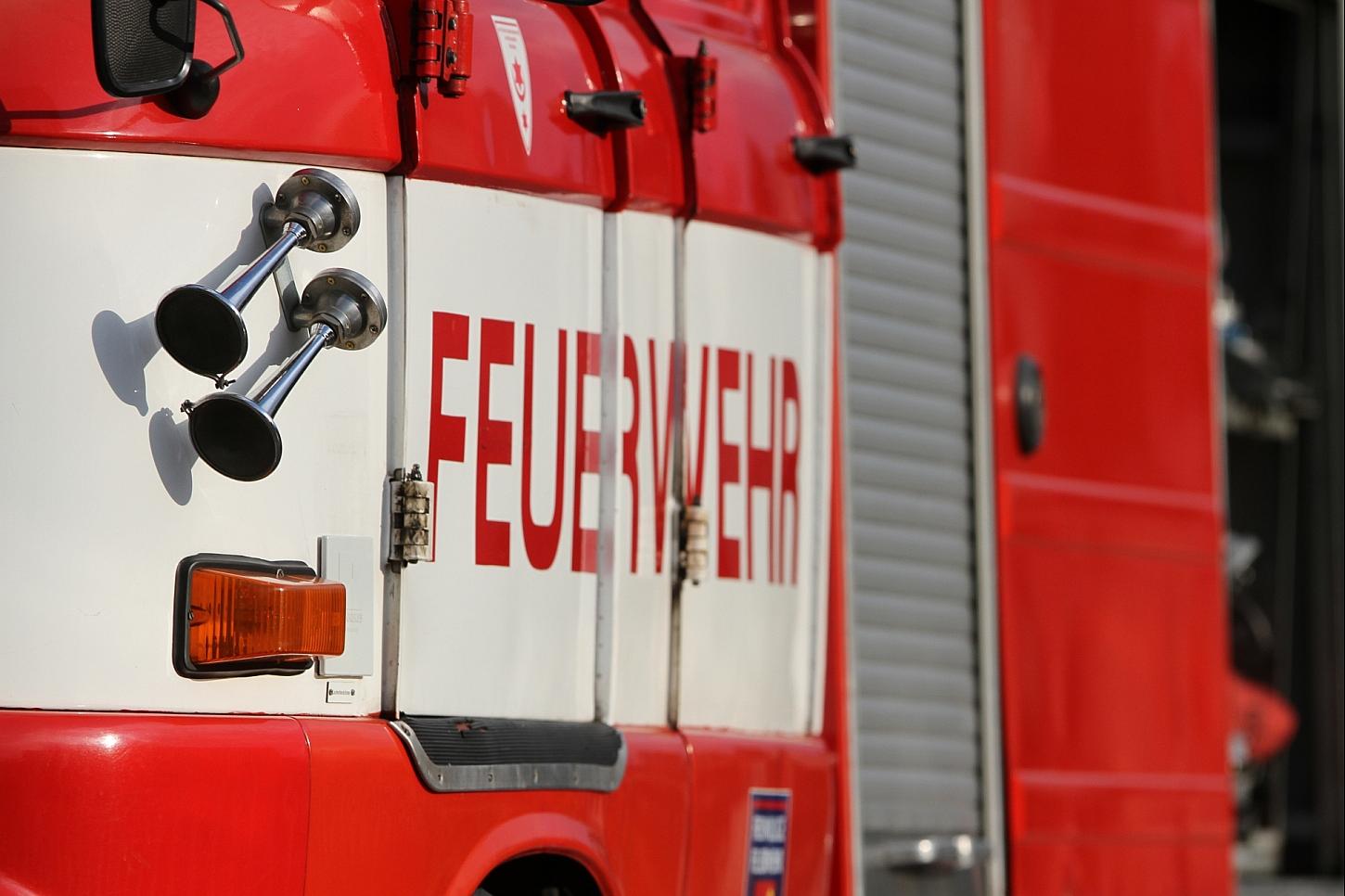 Traktor brennt bei Feldarbeiten in Delmenhorst vollständig aus