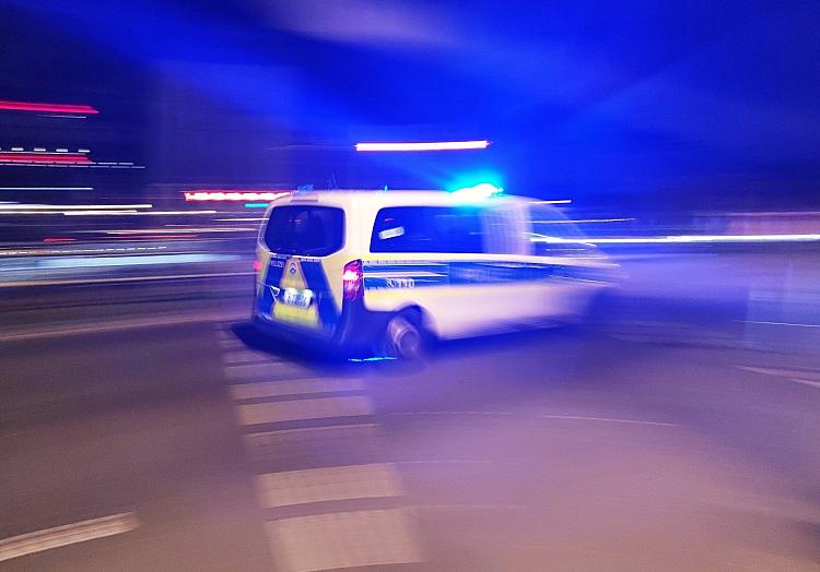 Unbekannte haben die Außenfassade eines Schulgebäudes in der Bremer Neustadt mit politischen Parolen beschmiert.