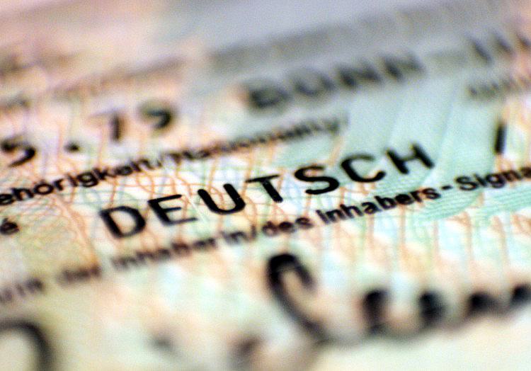 Sachsen-Anhalts Ministerpräsident Sven Schulze (CDU) will die Aberkennung der doppelten Staatsbürgerschaft bei Gefährdern und Terroristen prüfen.