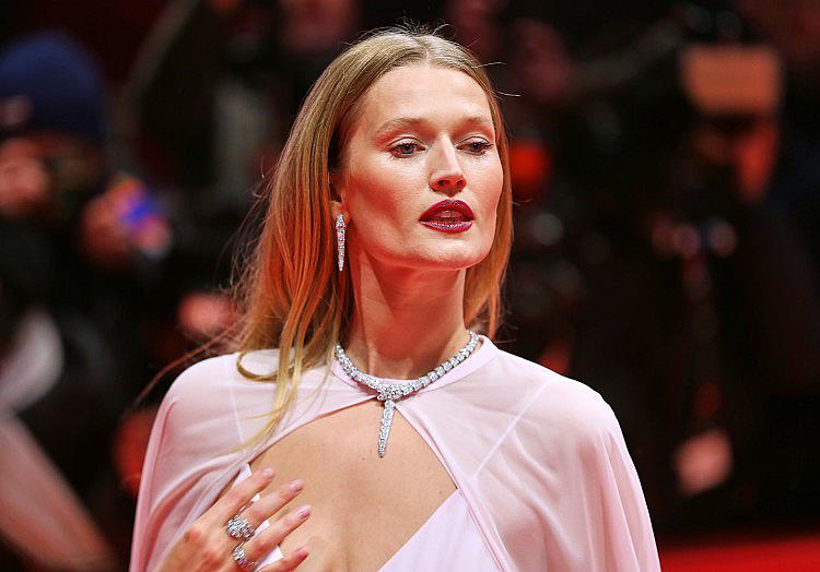 Das deutsche Supermodel Toni Garrn blickt kritisch auf die Gepflogenheiten der Modebranche. "Die Situation war immer scheiße", sagte sie der Wochenzeitung "Die Zeit" zu Castings in Modelagenture.