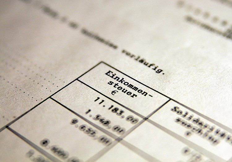 Die Steuerreform der Bundesregierung soll in zwei Stufen umgesetzt werden. Das berichtet die "Bild" unter Berufung auf einen Referentenentwurf des Bundesfinanzministeriums.