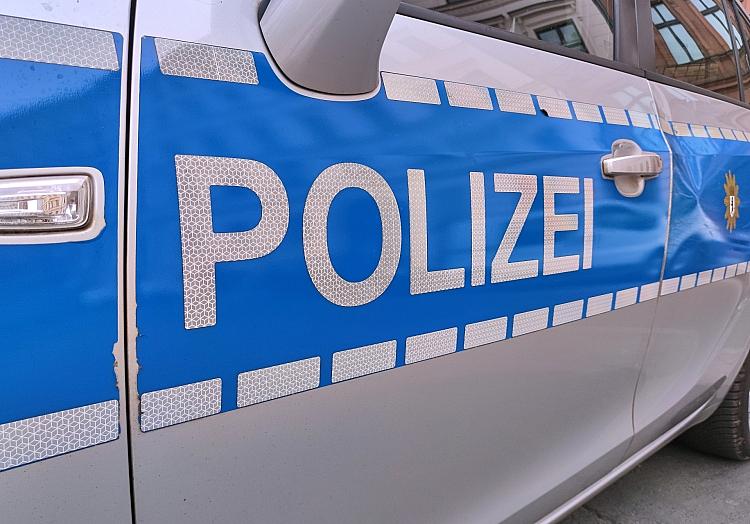 Unbekannte haben in Bremen-Horn-Lehe eine Oberschule mit roter Farbe beschmiert. Das teilte die Polizei Bremen am Freitag mit.